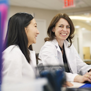 Médicos sonrientes en el laboratorio